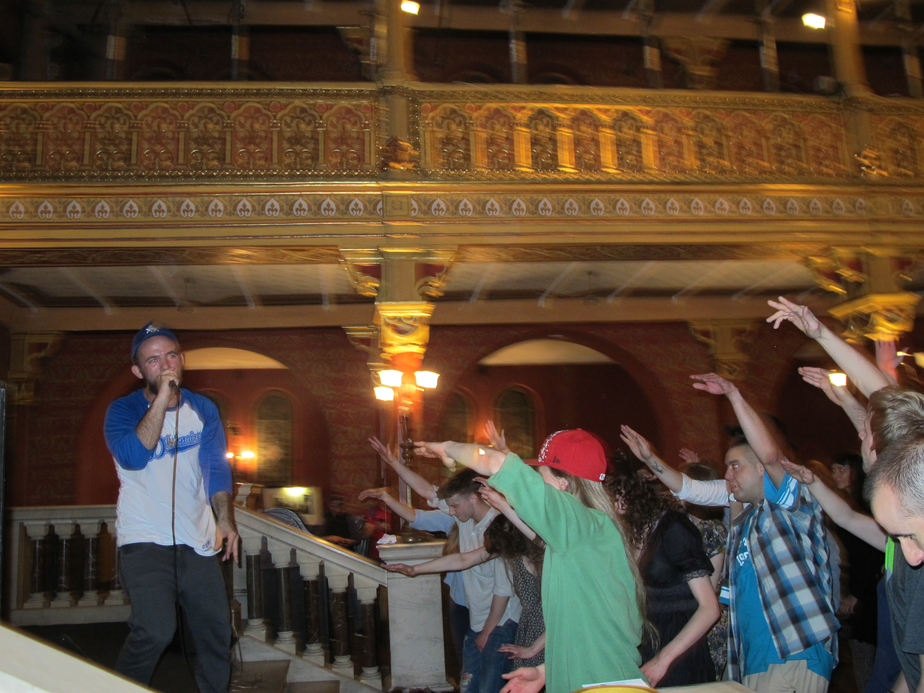 American rapper Kosha Dillz performing at the Tempel synagogue. (Ruth Ellen Gruber)