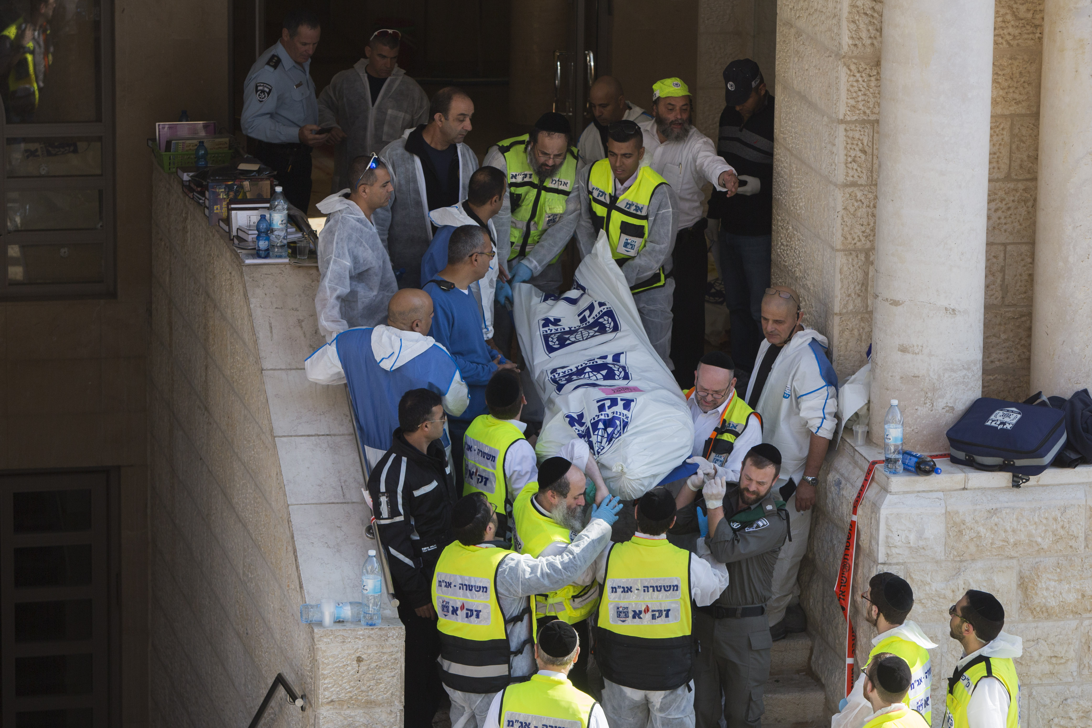 Israeli police responding to the terrorist attack on a synagogue in Jerusalem, Nov. 18, 2014. (Yonatan Sindel/Flash90)