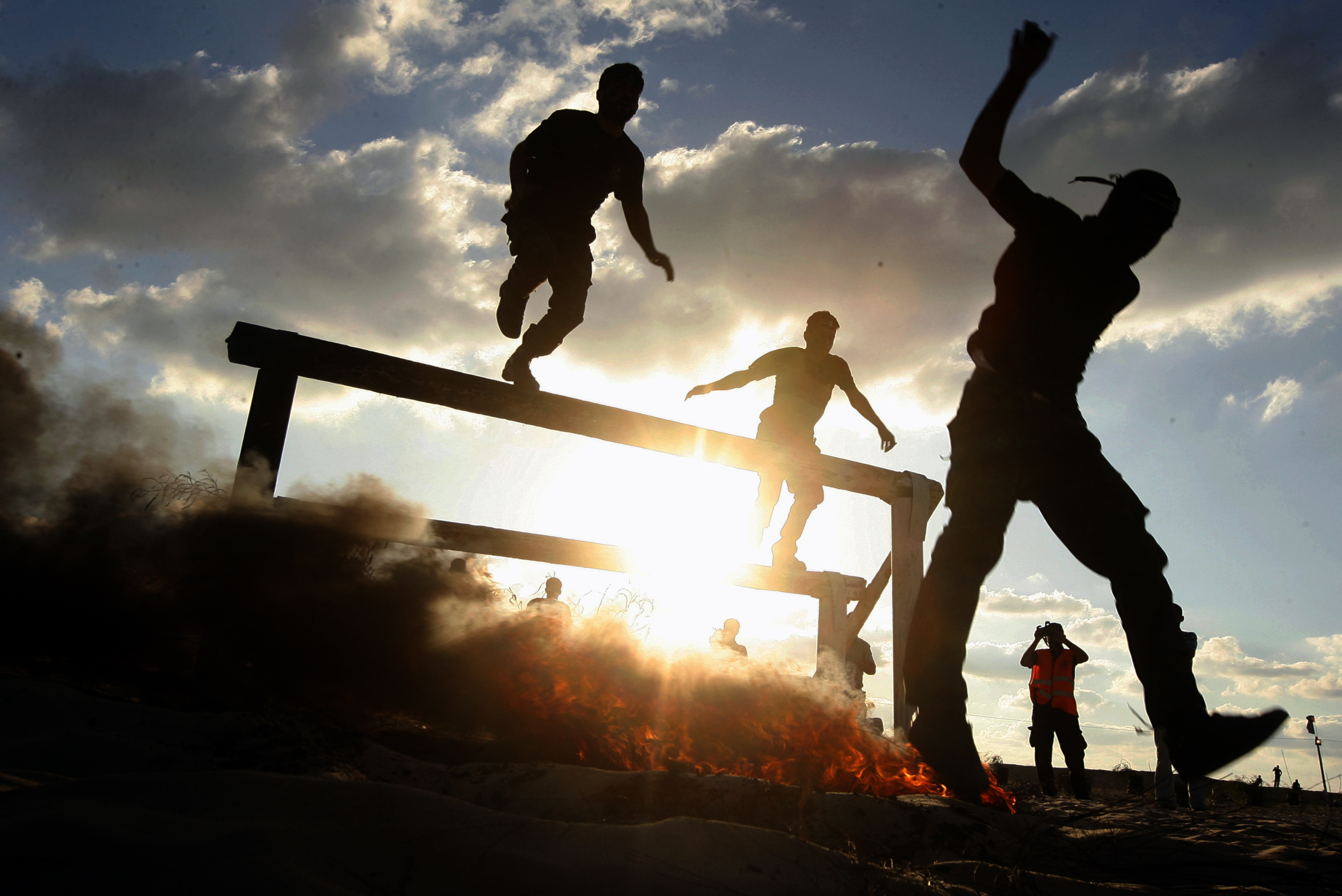 Palestinian militants of the Al-Nasser Brigades, the armed wing of the Popular Resistance Committees, display their skills at their graduation ceremony in Khan Younis, in the southern Gaza Strip, Sept. 27, 2013. (Abed Rahim Khatib/Flash90)