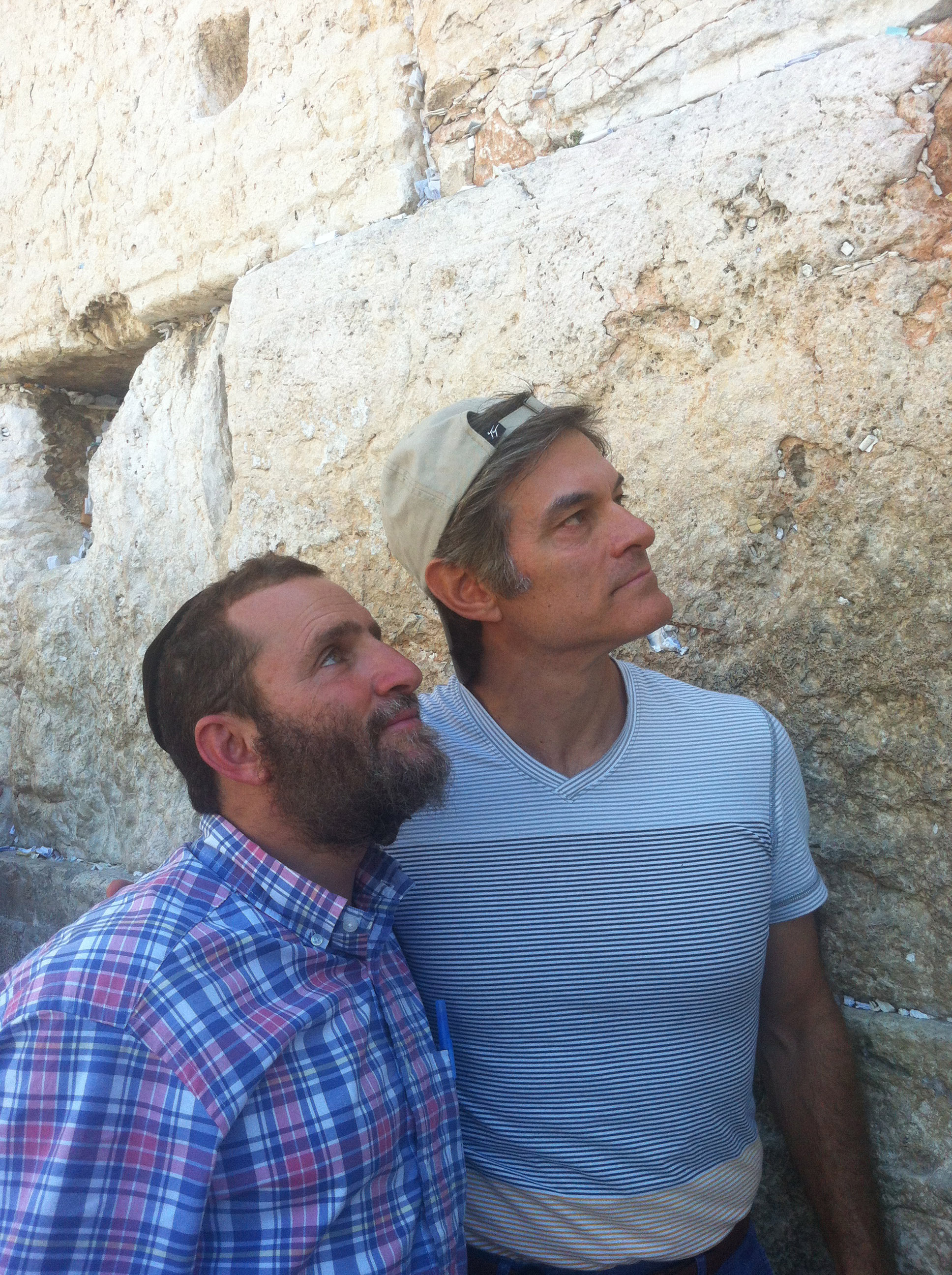 Dr. Mehmet Oz, right, and Rabbi Shmuley Boteach visiting the Western Wall in Jerusalem, Aug. 2, 2013. (The Jewish Values Network)