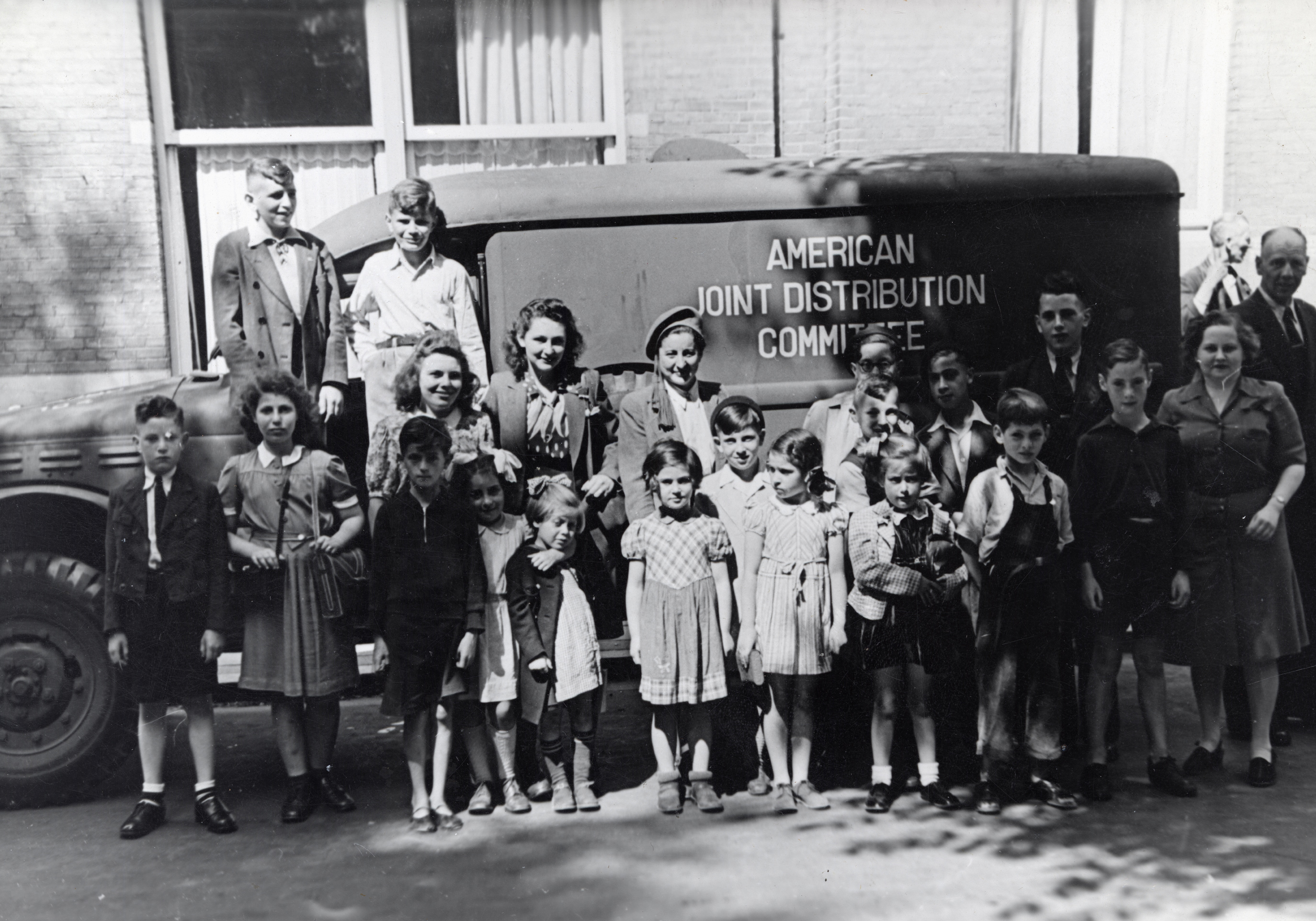 Rose Goteiner believes that her sister, Ruth Konigstein, is shown in the middle of the bottom row of this 1946 photograph taken in Amsterdam. (Courtesy American Jewish Joint Distribution Committee Global Archives)