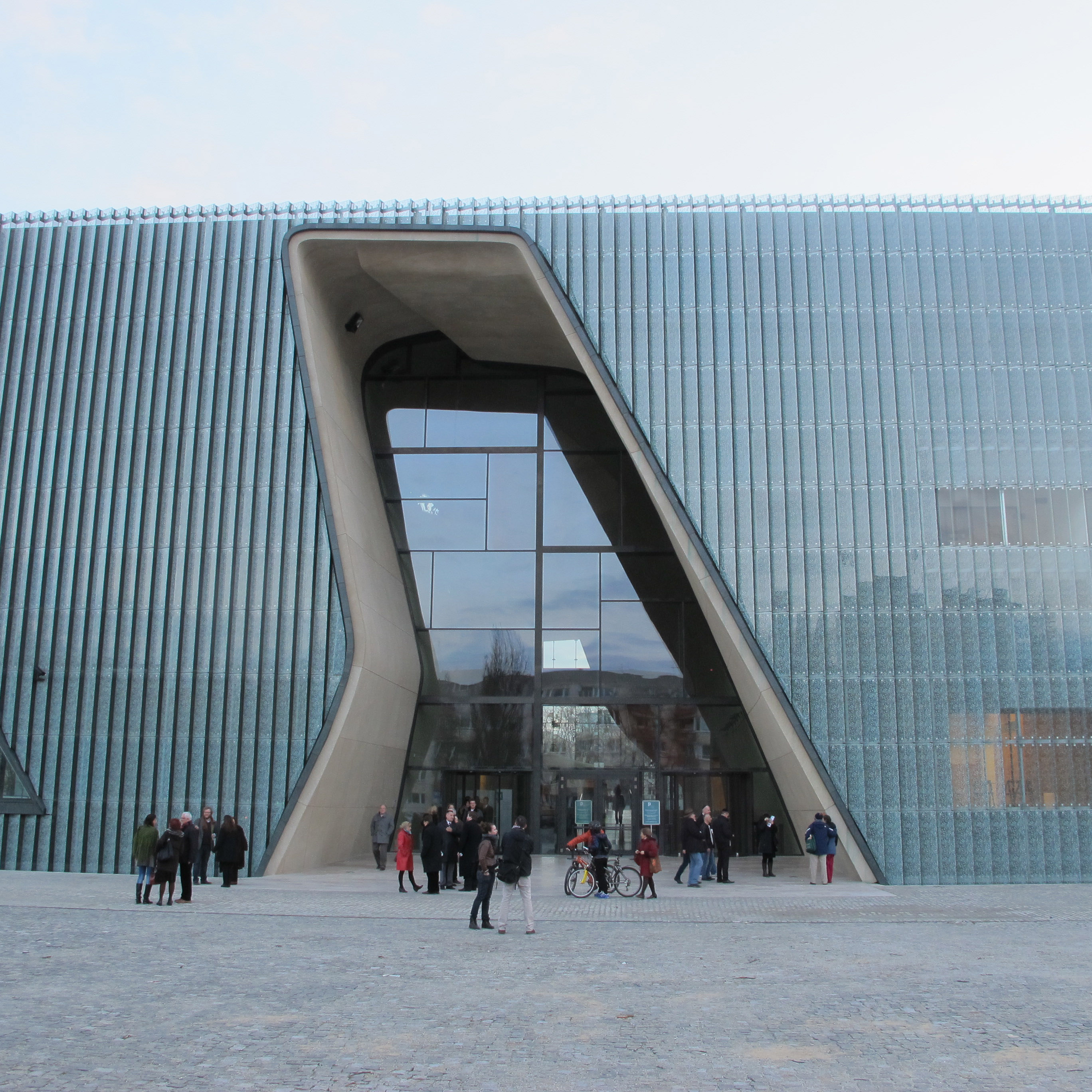 Exterior of the Museum of the History of Polish Jews in Warsaw showing the "gap." (Ruth Ellen Gruber)