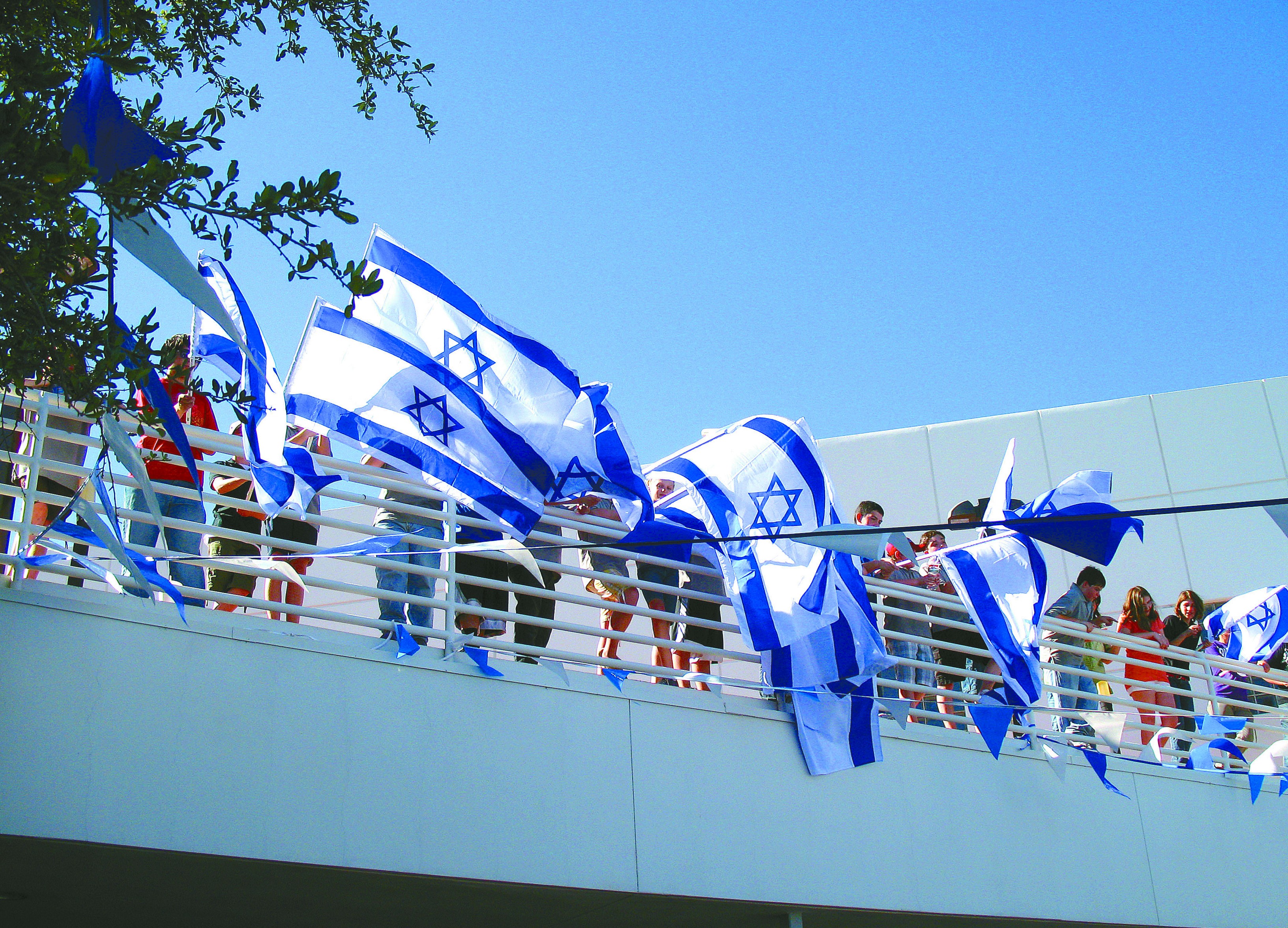 Israeli flags fly high at a recent Israel Festival in Tucson. (Marty Johnston/TJCC)