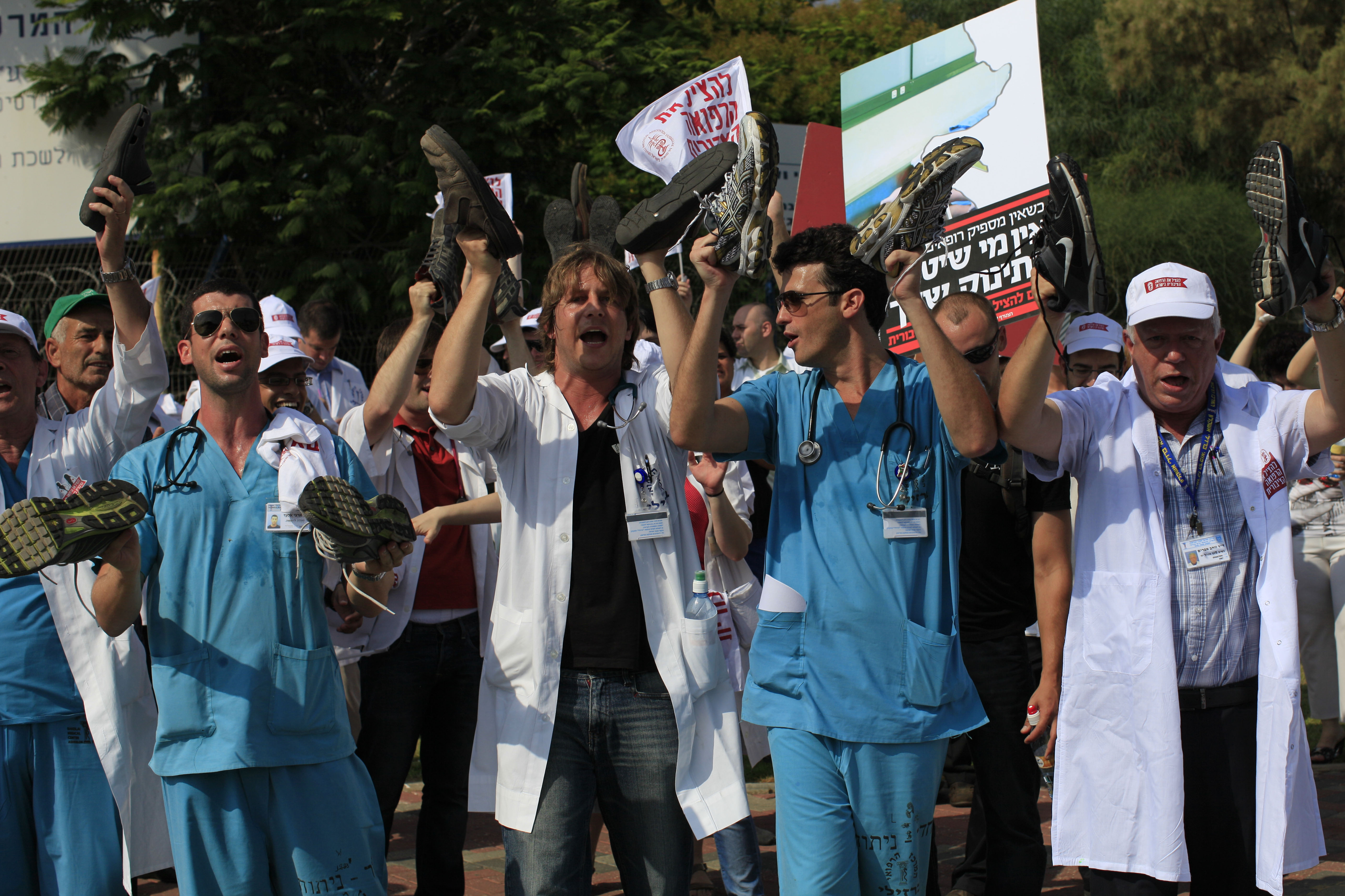 Israeli specializing doctors against pending wage